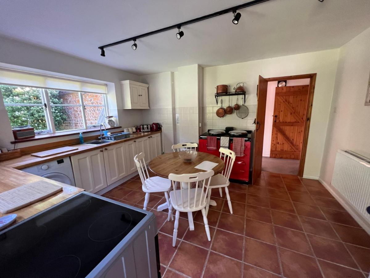 Forestry Cottage. Hot Tub, Open Fire, Dog Friendly Gaywood 외부 사진